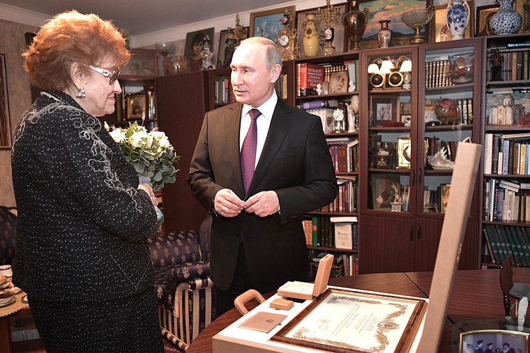 Путин вручил Людмиле Алексеевне нагрудный знак лауреата премии Президента России