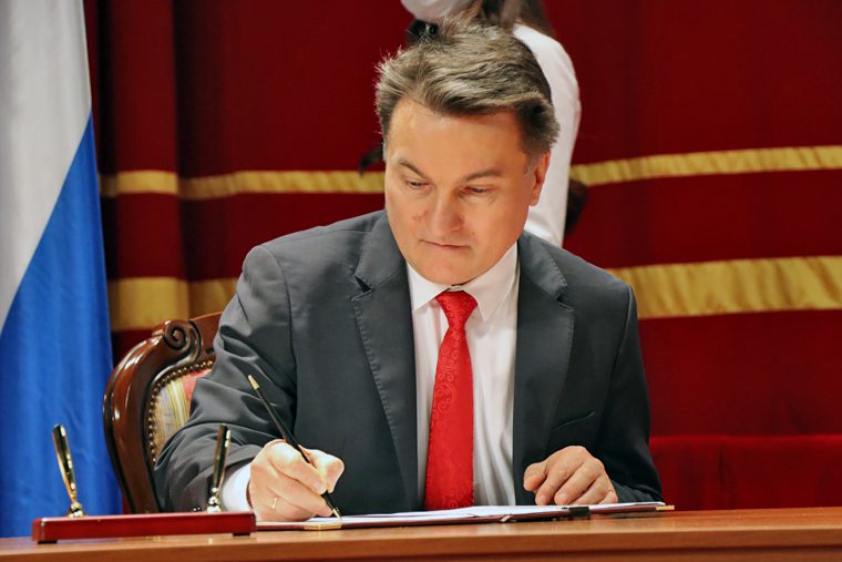 Ю.П. Зинченко подписывает соглашение